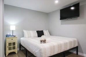 1 bedroom, iron/ironing board, WiFi, bed sheets - Stay in Midtown / Cozy Apartment Style Duplex

 (Savannah)
