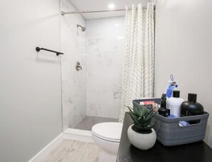ヘアドライヤー、タオル、石鹸、トイレットペーパー