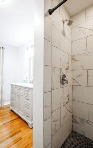 Hair dryer, towels, soap, toilet paper - Hostess City Hideaway / Spacious Duplex Stay

 (Savannah)