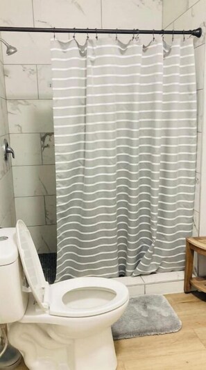 Secador de pelo, toallas, jabón, papel higiénico