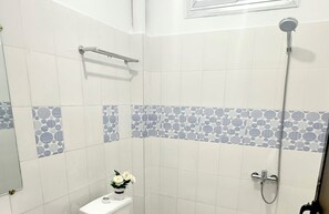 Regadera, toallas, papel de baño 