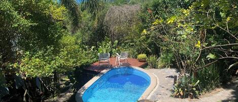 Una piscina al aire libre