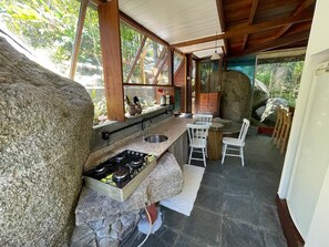 Kjøleskap, ovn, kokeplater og vannkoker