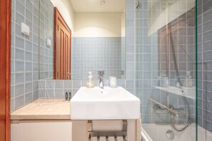 Douche, séchoir à cheveux, serviettes fournies, savon