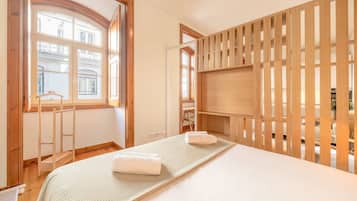 Escritorio, tabla de planchar con plancha, internet y ropa de cama