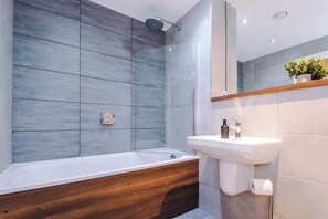 Shower, hair dryer - NEW! Stunning 2 Bed Flat in Manchester, Sleeps 4! (Manchester)