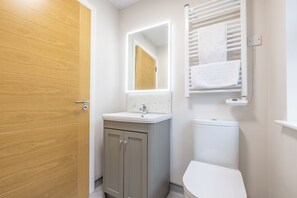 SĂšche-cheveux, serviettes fournies, savon, papier toilette