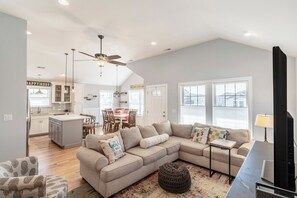 Televisión, chimenea y futbolito