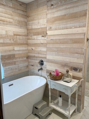 Shower, hair dryer, towels, soap - Elegant 1-bedroom apartment - Walk to Stage AE and restaurants (Pittsburgh)