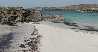 Tranquil Loch side cottage in the Hebrides