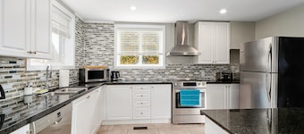 Indoor heated pool and Sauna- 8 Bedroom Chalet "Left Bank Onsis" @ Blue Mountain