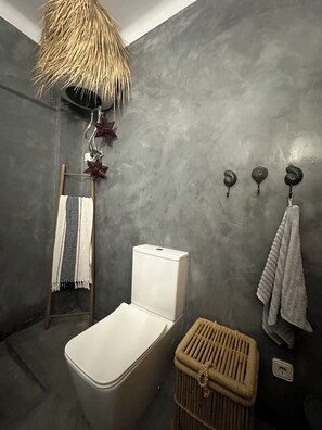 Doccia, asciugacapelli, asciugamani, sapone