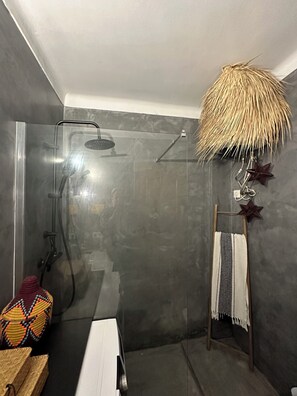 Dusche, Haartrockner, Handtücher, Seife