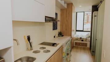 Refrigerador, microondas, cafetera y tetera y utensilios de cocina