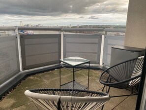 Apartment | Terrace/patio - London Riverside Apartment-2 Bed-freep-balcony (London)