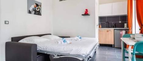 Schreibtisch, Bügeleisen/Bügelbrett, Bettwäsche