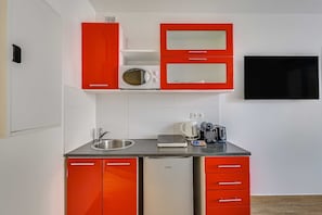 Fridge, microwave, stovetop, coffee/tea maker