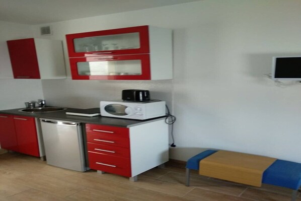 Fridge, microwave, stovetop, coffee/tea maker