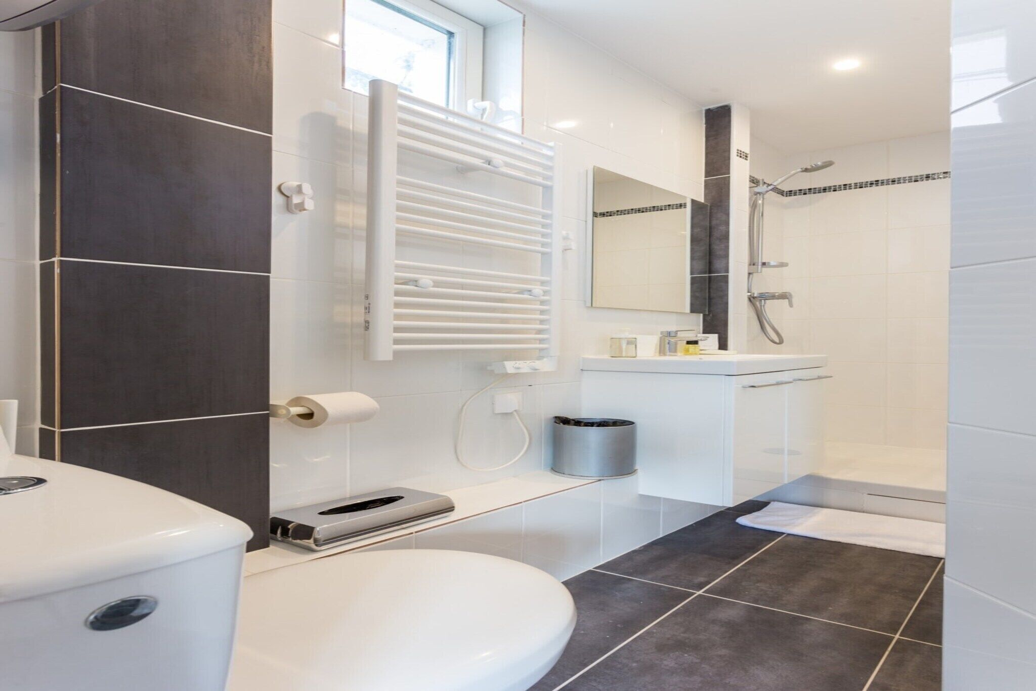 淋浴设施、吹风机、毛巾、洗发水