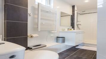 Een douche, een haardroger, handdoeken, shampoo