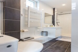 Shower, hair dryer, towels, shampoo