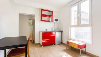 Een koelkast, een magnetron, een kookplaat