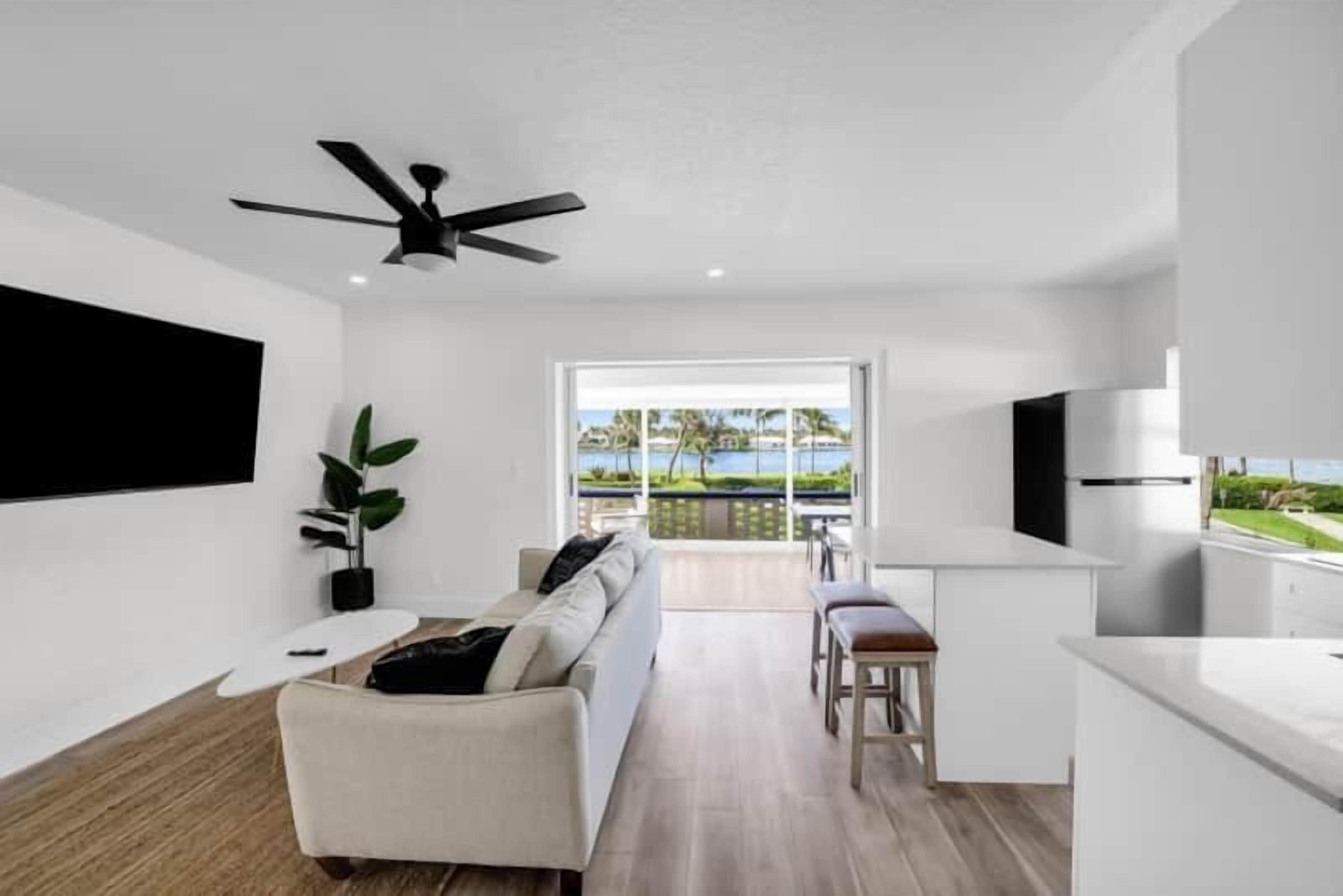 Unit 9 -2 Bedrooms Balcony Oceanfront | 거실 공간