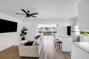 Unit 9 -2 Bedrooms Balcony Oceanfront | Living area