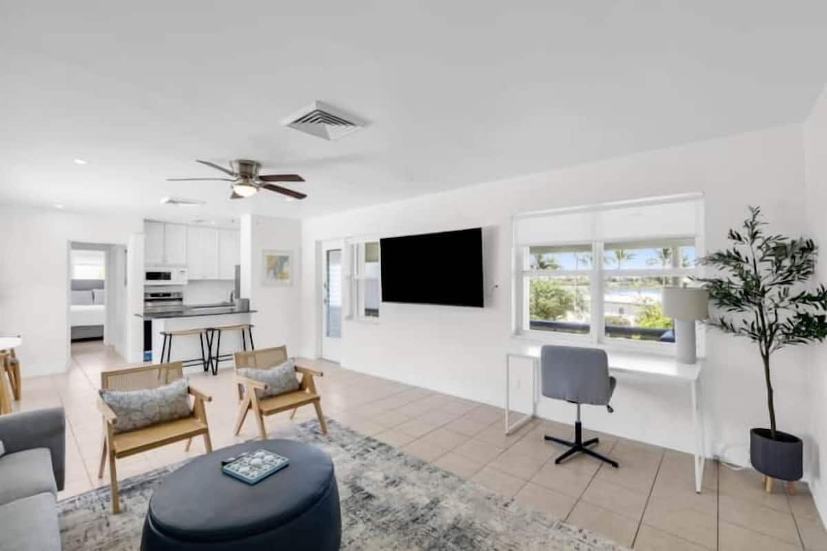 Unit 7 Cardinal- One King Oceanfront Condo | Área de sala de estar