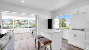Unit 9 -2 Bedrooms Balcony Oceanfront | 起居區