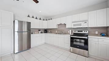 Appartamento, 2 camere da letto, patio, vista cortile | Cucina privata | Frigorifero con congelatore, pentole/stoviglie/utensili, freezer