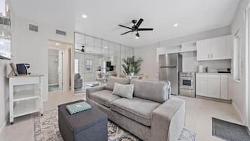 Unit 6 Seagull- Queen Oceanfront Condo | 起居區