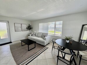 Living area - INLET PALM BEACHES (Singer Island)