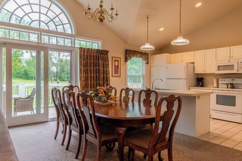 Cozy townhome with 1 bedroom and WiFi in tranquil Bethel, close to Sunday River