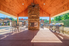 Outdoor dining - Aqua Vitae (Gatlinburg)