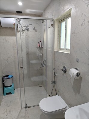 Chambre Deluxe, vue jardin | Salle de bain | Douche, articles de toilette gratuits, sèche-cheveux, chaussons