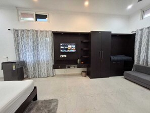 Een kluis op de kamer, een strijkplank/strijkijzer, gratis wifi
