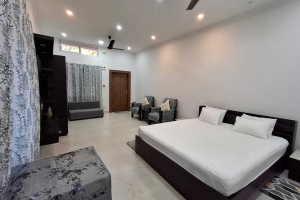 Deluxe Room, Garden View | In-room safe, iron/ironing board (on request), WiFi (free)