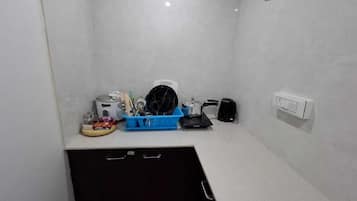Deluxe Room, Garden View | Private kitchen | Fridge, stovetop, cookware/dishes/utensils