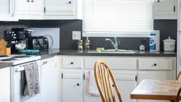 Cafetera y tetera, refrigerador, microondas y horno
