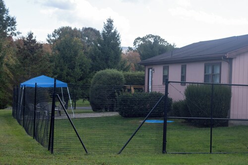 Apache - Dog Friendly Fenced Yard
