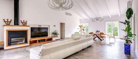 TV, fireplace