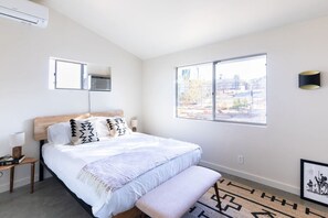 2 bedrooms, desk, iron/ironing board, WiFi