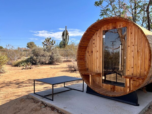 Property grounds - Cozy 2BR Home: Hot Tub, AC, Sauna, Fire, Near Park (Joshua Tree)