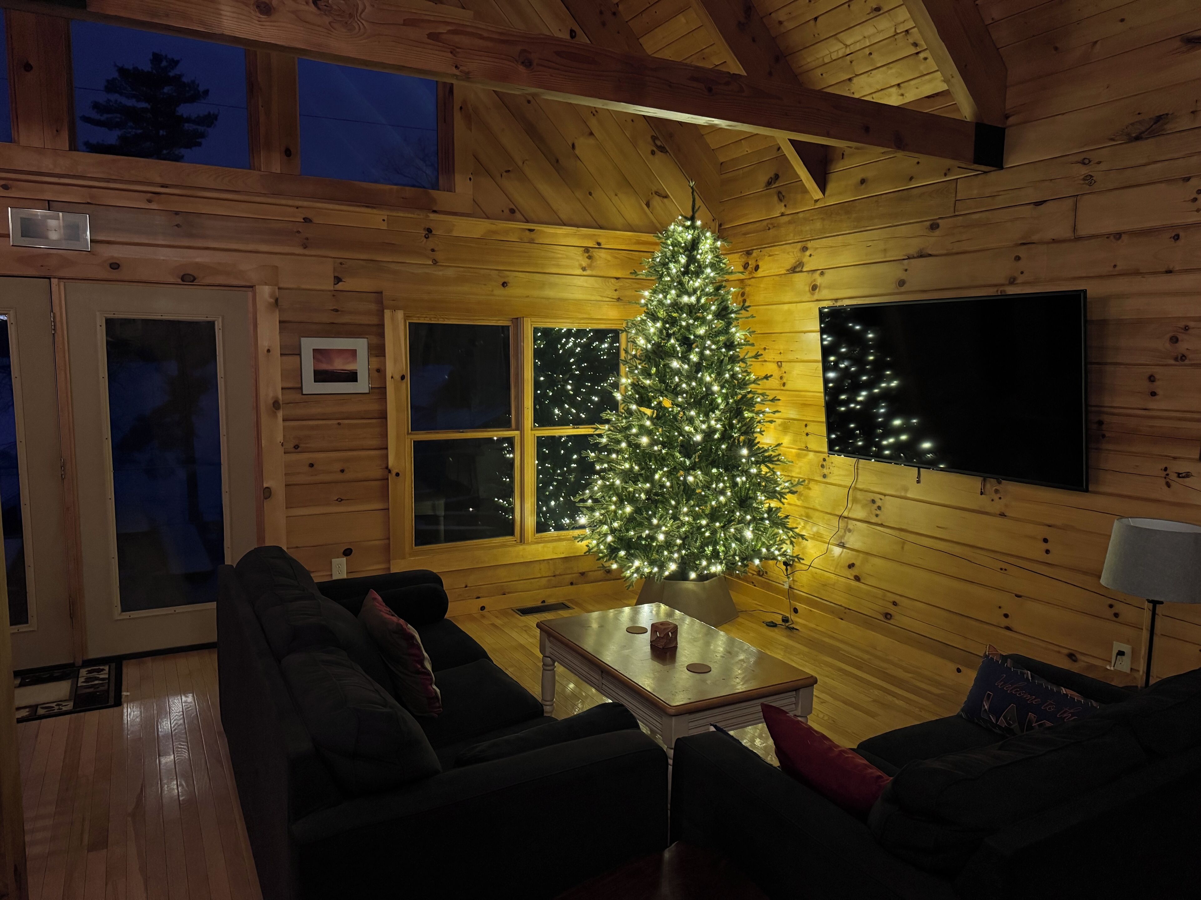 TV connectée, baby-foot, livres, espaces bureaux