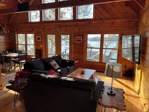 Smart TV, foosball, books, offices - Charming 3-bedroom + loft log cabin at Lake Bomoseen in Castleton, VT. Sleeps 12 (Fair Haven)