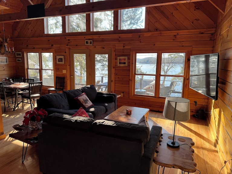 Charming 3-bedroom + Loft Log Cabin At Lake Bomoseen In Castleton, Vt. Sleeps 12 - Vermont