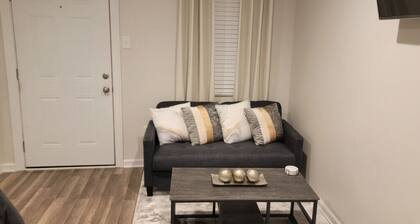 Beautiful Studio Apt 6 -Down Stairs