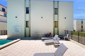 A heated pool - Beachfront condo with pool, private balcony, and washer and dryer (Englewood)