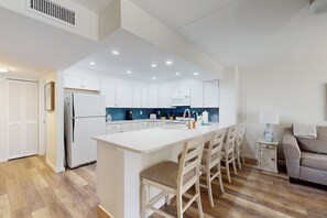 Fridge, microwave, oven, stovetop - Beachfront condo with pool, private balcony, and washer and dryer (Englewood)